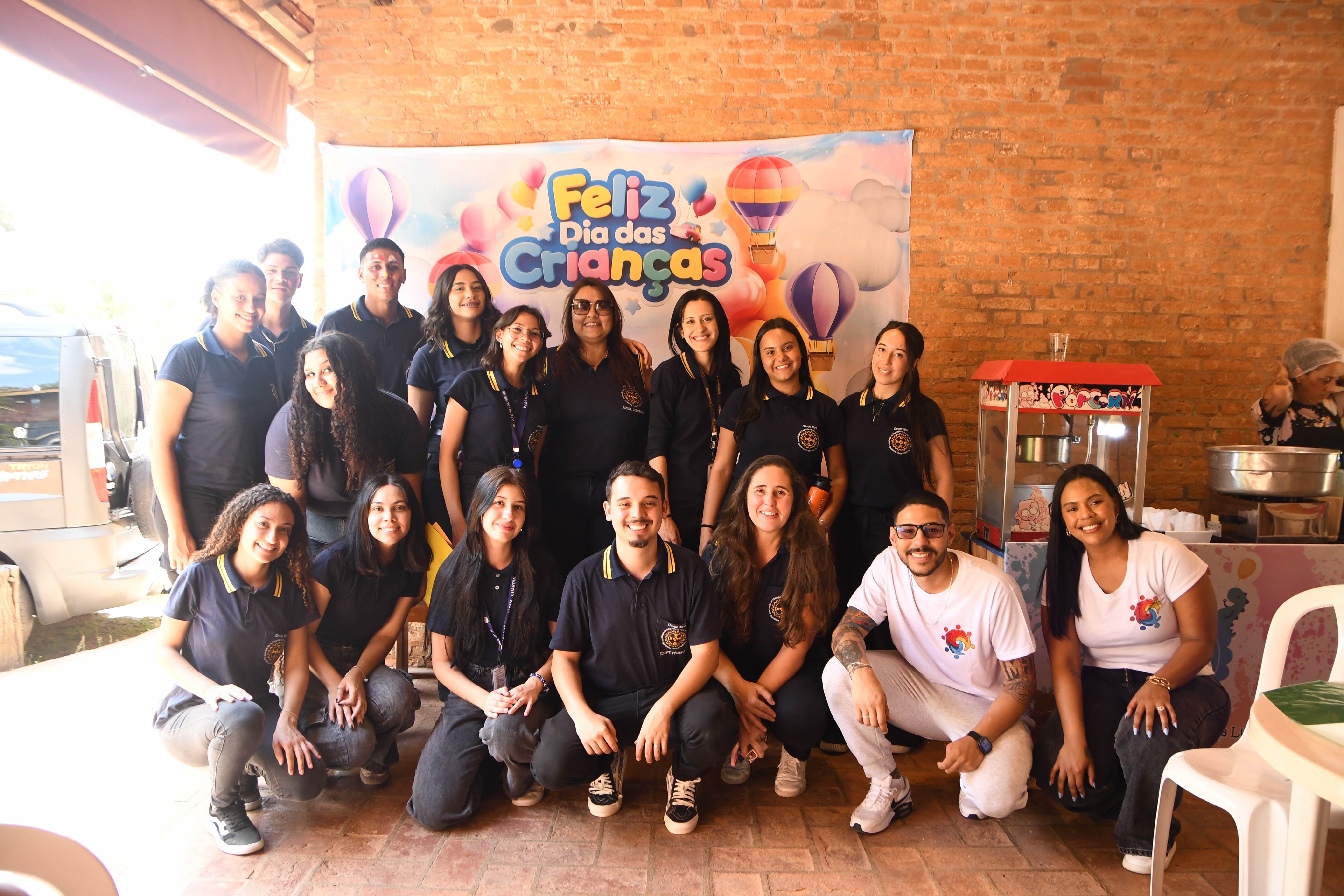 Voluntários da ONG organizando e participando do evento